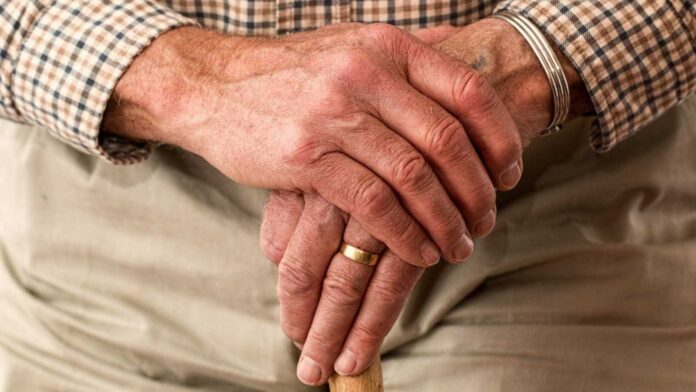 Idoso de 73 anos cai em golpe de benzedor e perde R$ 1.600