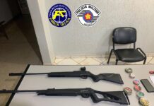 Homem detido após ameaçar ex-esposa com carabinas de pressão