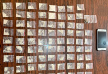 Tinha mandado de prisão e foi flagrado com 78 porções de cocaína pela PM