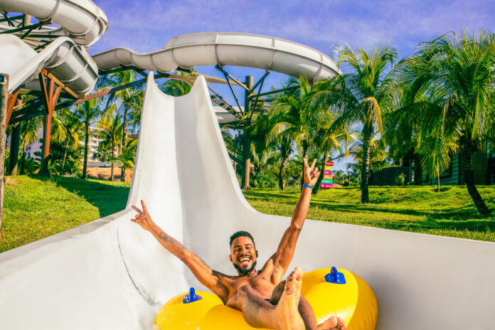 Parque aquático Hot Beach lança promoção para o Dia dos Pais