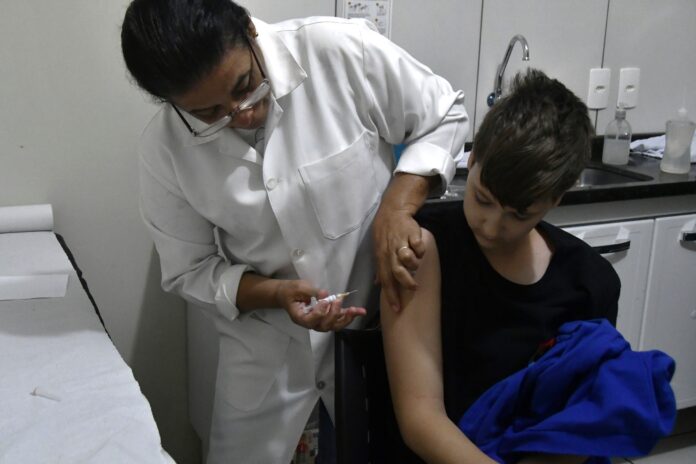 Olímpia amplia vacinação contra dengue para adolescentes de 14 anos
