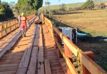 Caminhão com pedras cai na Ponte da Prainha, e é interditada
