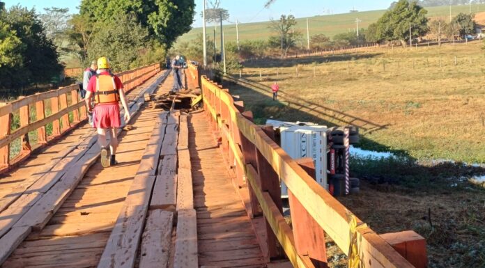 Caminhão com pedras cai na Ponte da Prainha, e é interditada