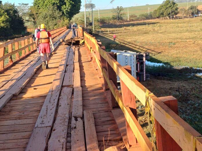 Caminhão com pedras cai na Ponte da Prainha, e é interditada