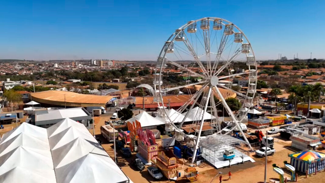 Vista aérea do parque e imediações do Festival de Folclore