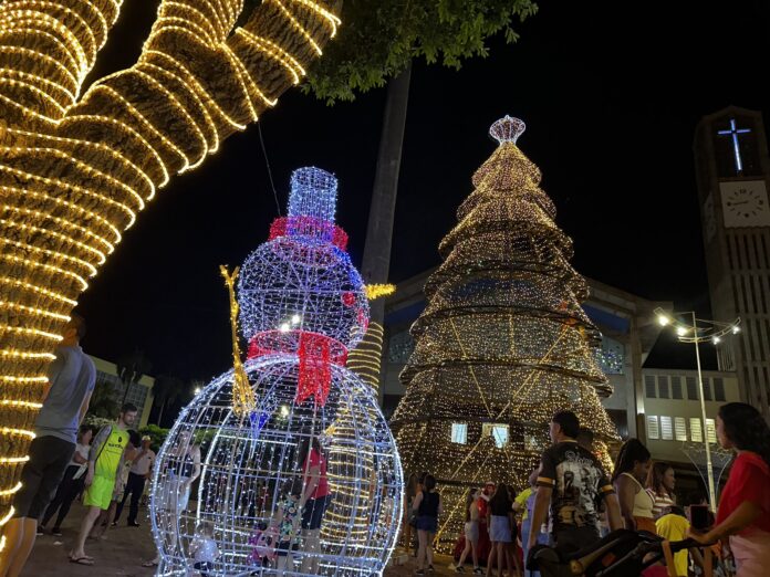 Comércio abre em horário especial hoje (6). E tem Papai Noel na Praça