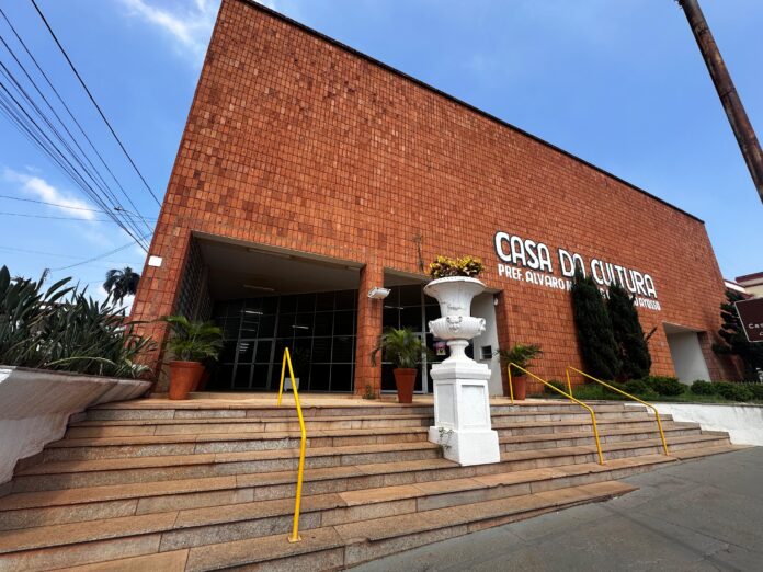Imagem da fachada da Casa da Cultura de Olímpia na Rua São João, centro de Olímpia