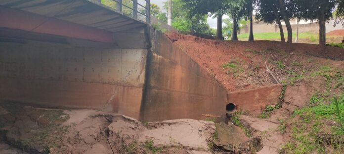 Prefeitura interdita ponte que dá acesso ao Condomínio Veridiana