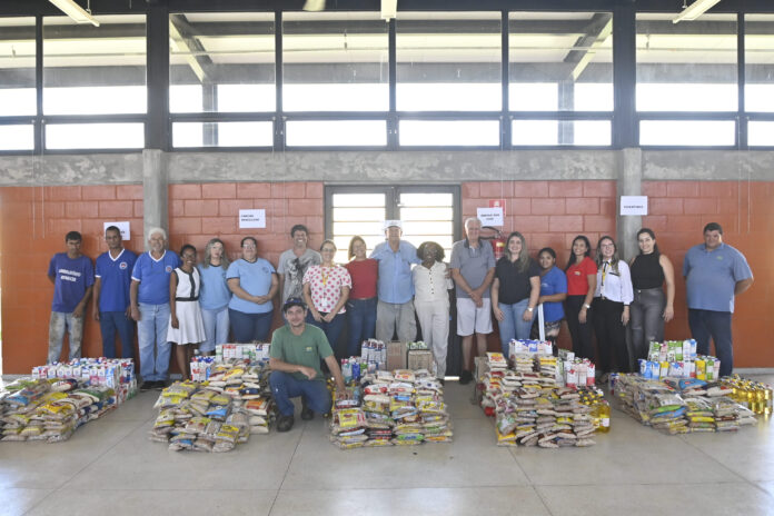 Réveillon das Águas com Péricles arrecada 1,5 tonelada de alimentos