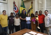 Professora recebe homenagem ao aposentar-se após 40 anos de serviço