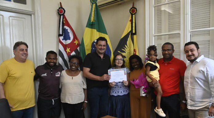 Professora recebe homenagem ao aposentar-se após 40 anos de serviço
