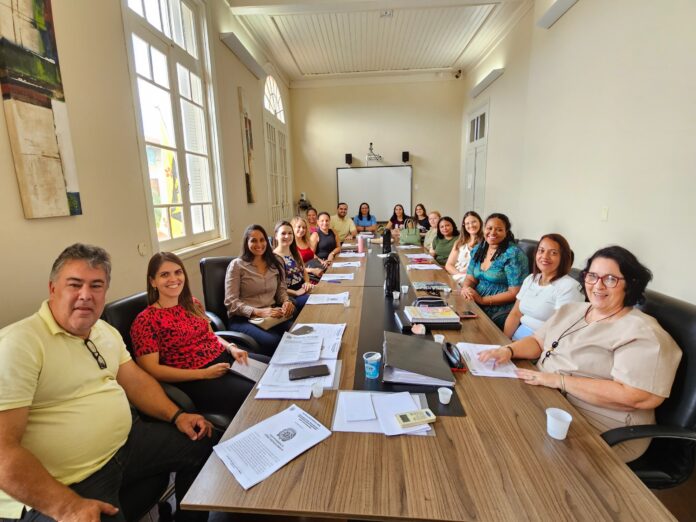 Dez novos professores e dois engenheiros tomam posse na Prefeitura