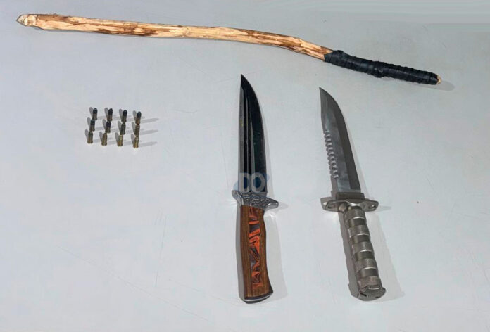 Munições, facas e porrete, apreendidos em ocorrência de violência doméstica