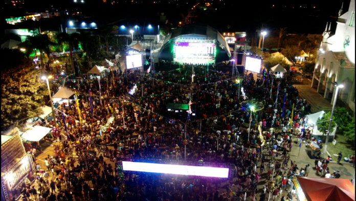 Praça Central de Guaraci vira palco da folia com shows e público recorde
