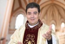 Pe. Robson Oliveira celebra missa no Summer Christ 2025 em Olímpia