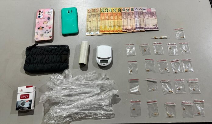 Casal é preso por tráfico de drogas; mulher ameaçou policial durante prisão