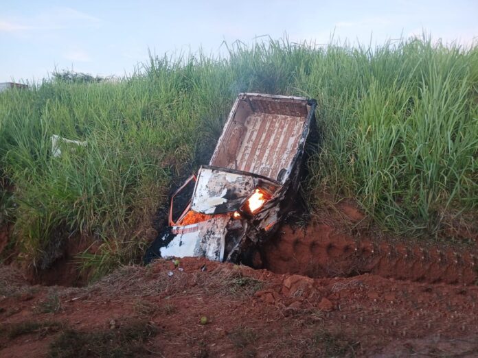Tragédia na Rodovia: carro colide contra barranco e motorista morre carbonizado