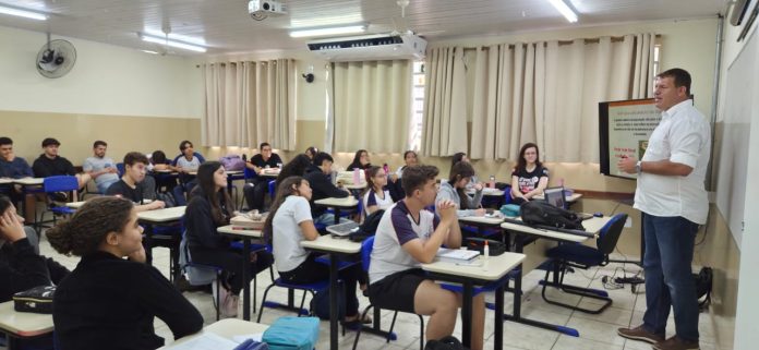 Tributos e cidadania: Projeto leva Educação Fiscal a estudantes da ETEC