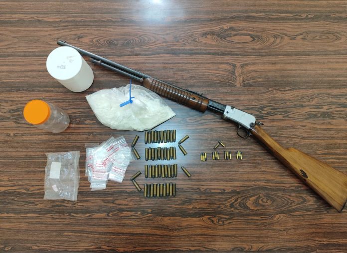 Cabaré da Prainha: PM encontra rifle, drogas e munição no forro