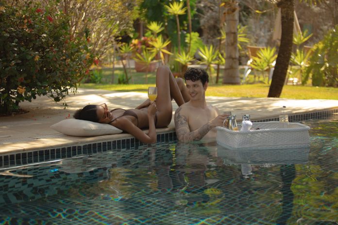 Dia dos Namorados no Hot Beach: massagem, jantar temático e brindes