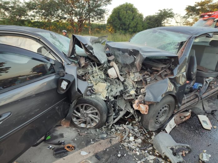 Colisão entre carro de aplicativo e outro veículo mata quatro pessoas na SP-425