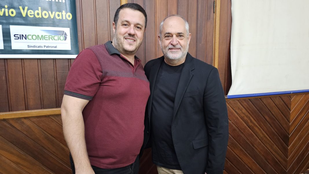 20250715_200444 Flávio Olmos, presidente da Câmara, com Gerson Pedrinho, presidente da APETI