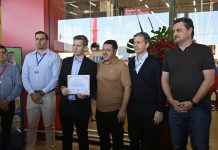 Câmara prestigia inauguração do Max Atacadista e entrega Voto de Aplauso