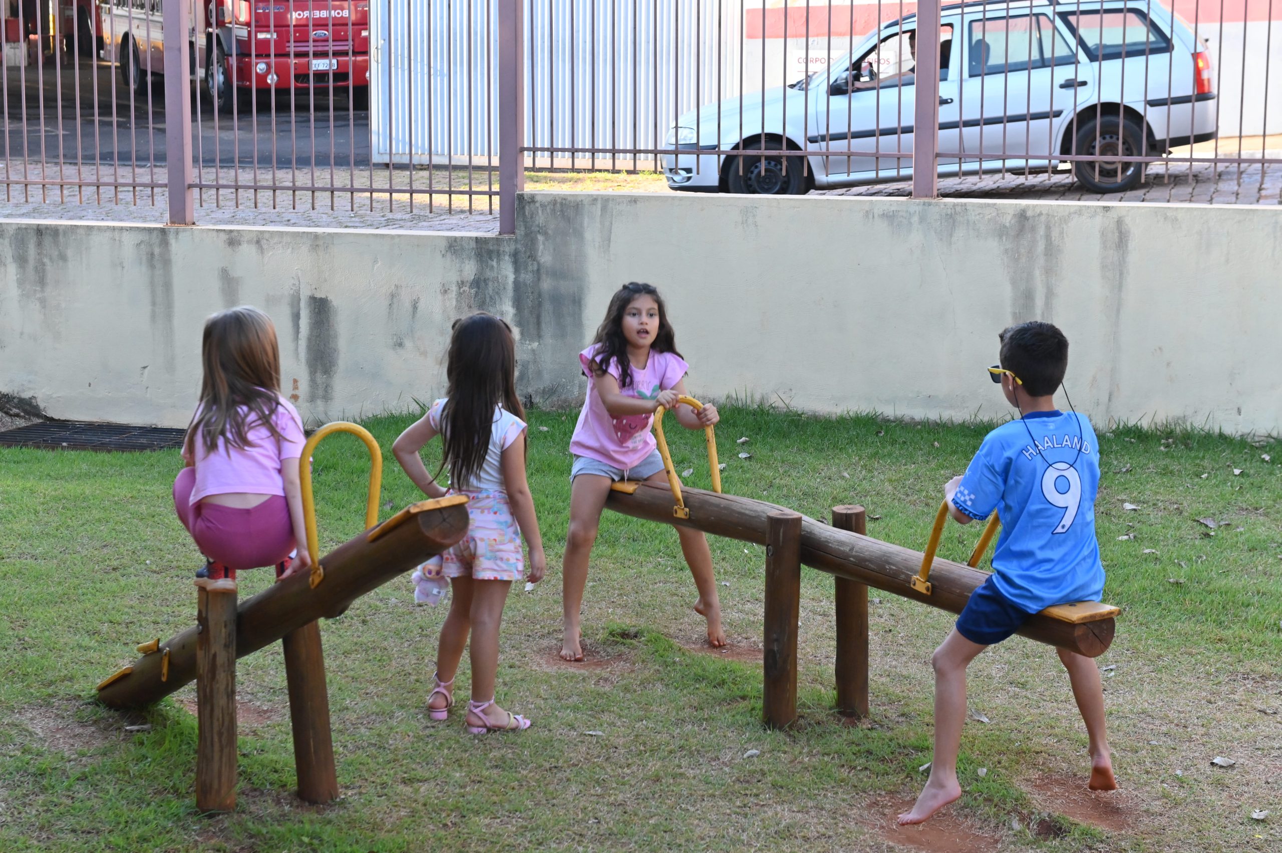 Crianças brincam de pular corda no pátio da Estação Cultural de Olímpia durante o projeto Brincaderia no Museu, enquanto monitores acompanham