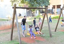 Crianças brincam de pular corda no pátio da Estação Cultural de Olímpia durante o projeto Brincaderia no Museu, enquanto monitores acompanham