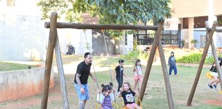 ECO mantém projeto gratuito que une visitas guiadas e jogos tradicionais Crianças brincam de pular corda no pátio da Estação Cultural de Olímpia durante o projeto Brincaderia no Museu, enquanto monitores acompanham