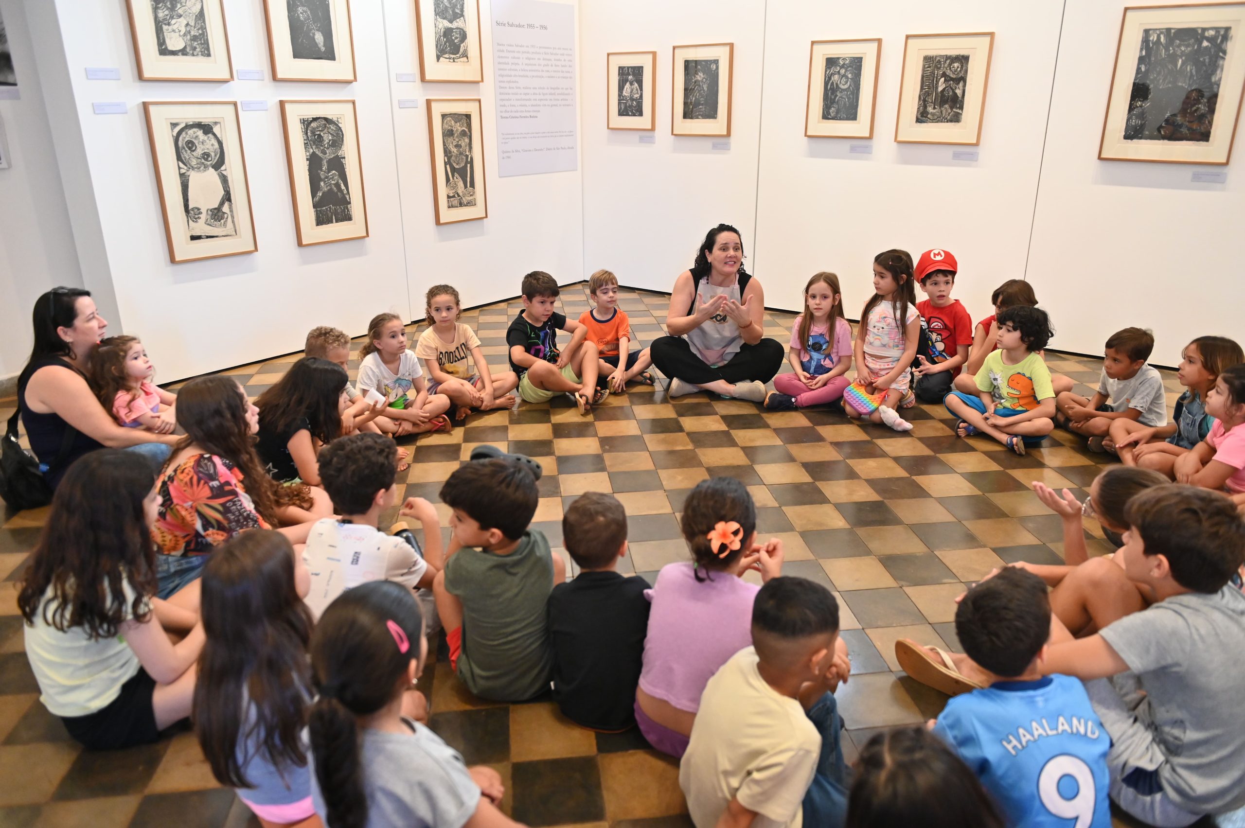 Crianças brincam de pular corda no pátio da Estação Cultural de Olímpia durante o projeto Brincaderia no Museu, enquanto monitores acompanham