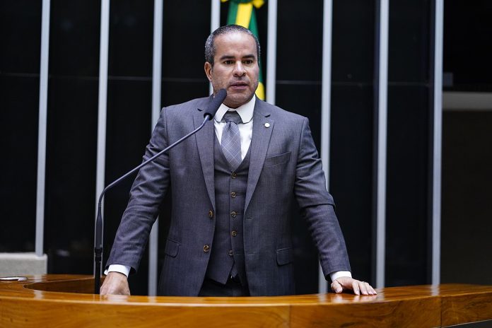 Deputado cita Olímpia e propõe lei mais dura contra pichadores e cartazeiros