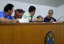 Mesa Diretora da Câmara com secretário Cléber Cizoto explicando e olhando para o presidente da Câmara Flávio Olmos e primeiro secretário Marcão Coca