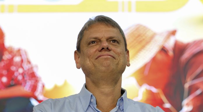 Câmara aprova homenagem a Tarcísio e cerimônia no palco do Festival dia 2