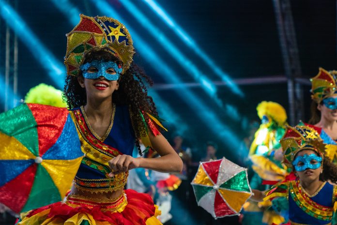 Desfile e apresentações encerram Festival do Folclore em Olímpia