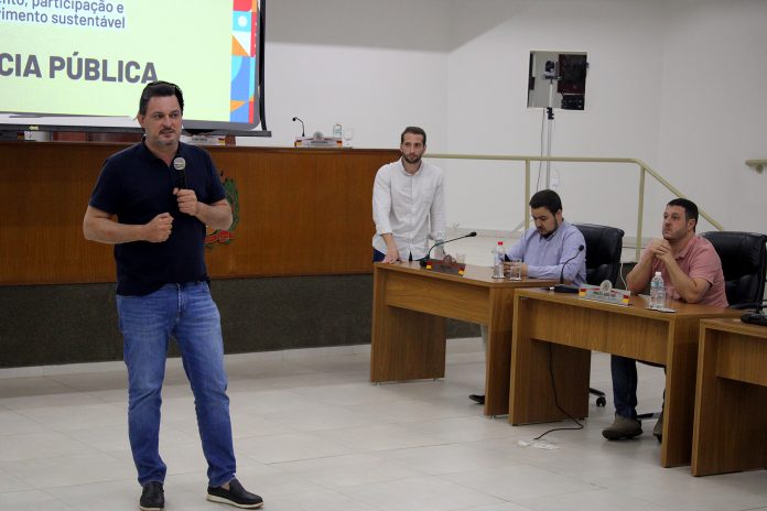 Geninho ataca loteamentos irregulares e defende uso racional da água