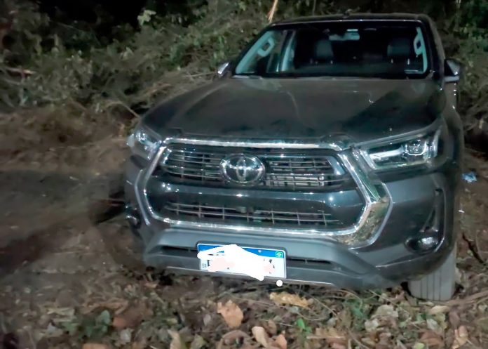 Hilux furtada é achada no mato em Olímpia horas após o crime