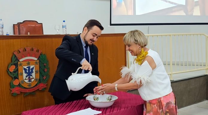 Tina Riscali agora é oficialmente cidadã olimpiense. Confira fotos e vídeo