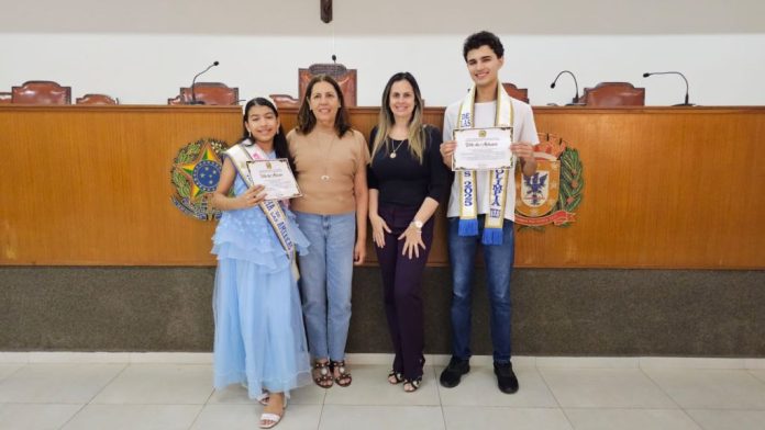 Olímpia homenageia Kamile e Guilherme por destaque em concurso