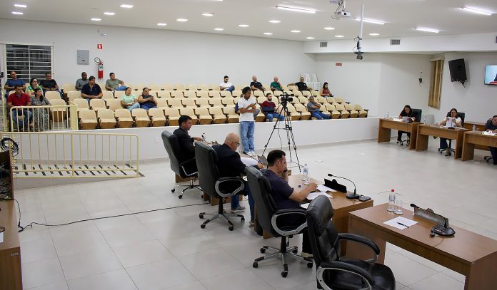 Câmara de Olímpia aprova projetos e debate uso da taxa de iluminação