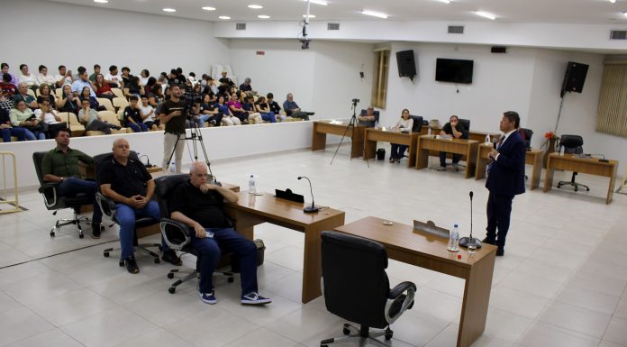 Alunos lotam Câmara em audiência sobre orçamento municipal de 2026