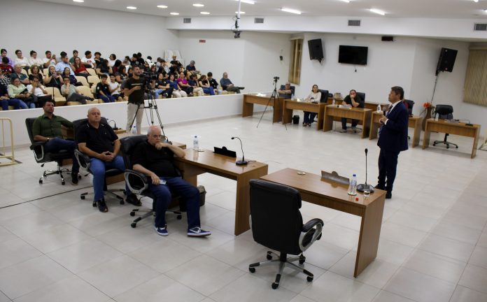 Alunos lotam Câmara em audiência sobre orçamento municipal de 2026
