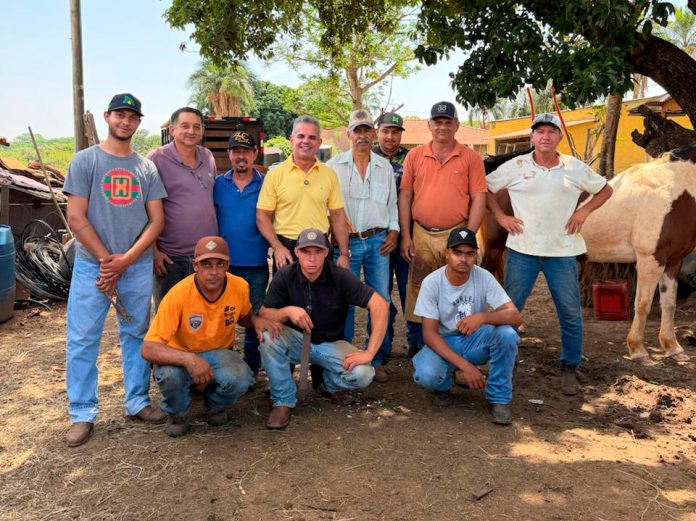 Trabalhadores rurais concluem curso de cuidados com cavalos, em Guaraci