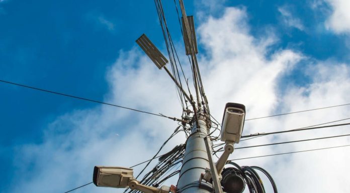 Geninho sanciona lei que usará a CIP para novas câmeras nos postes