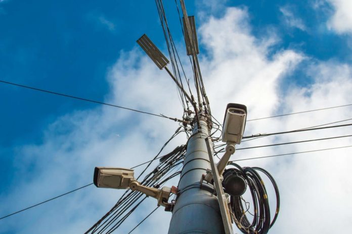 Geninho sanciona lei que usará a CIP para novas câmeras nos postes