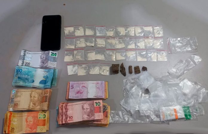 Barulho vira caso de tráfico: PM flagra cocaína e dinheiro na Manoel Cunha
