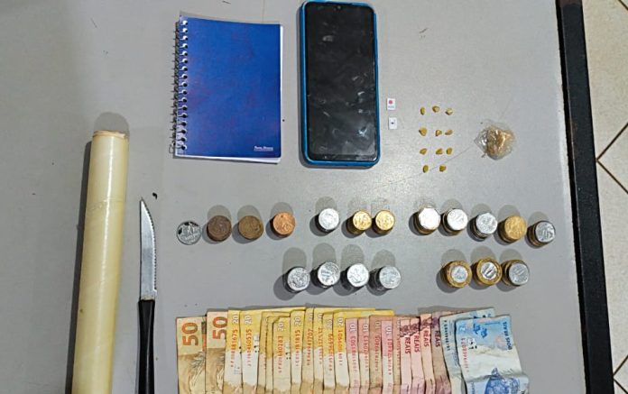 Homem é preso por tráfico após tentar descartar droga ao ver a viatura
