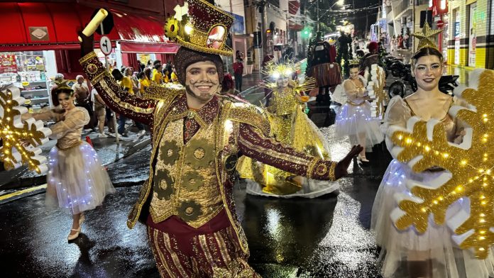Natal Encantado entra nos últimos dias com cortejo e música no centro
