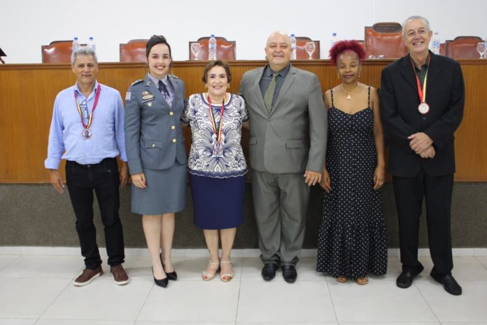 Câmara realiza sessão solene e entrega cinco honrarias a personalidades