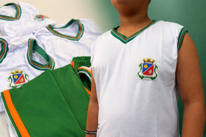 Prefeitura de Guaraci distribui cerca de 1,6 mil uniformes escolares completos